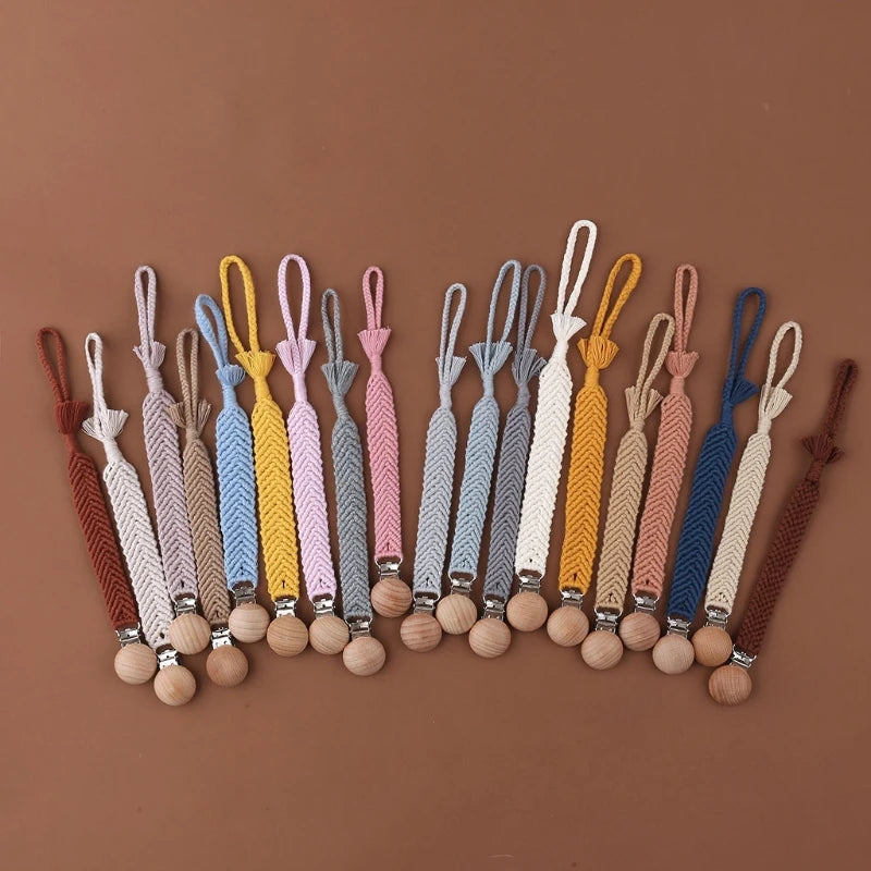 Attache-tétine en bois et macramé, accessoire bébé artisanal
