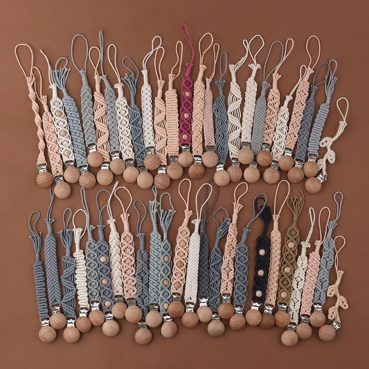 Attache-tétine en bois et macramé, accessoire bébé artisanal