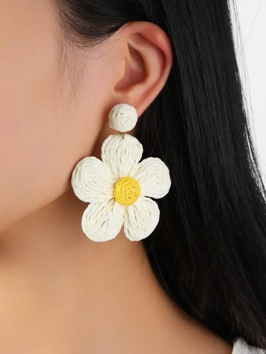 Des boucles d'oreille fleur en macramé